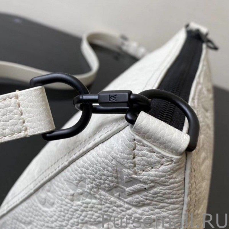 Triangle Messenger Monogram Taurillon M55927