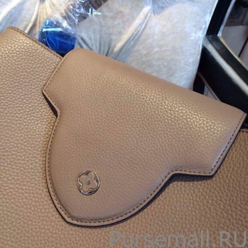 Taupe Capucines MM M94410