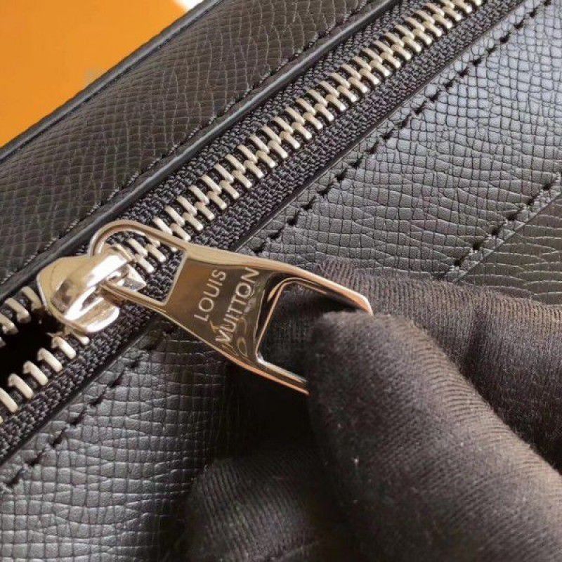 Anton Messenger PM Bag Taiga Leather M33427