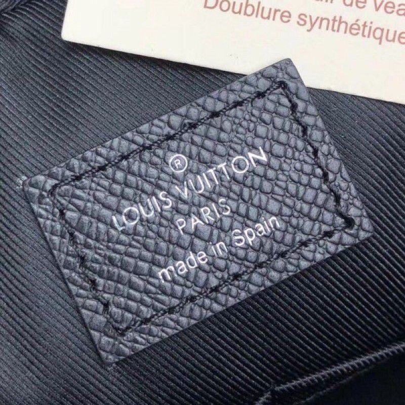 Alex Messenger PM Bag Taiga Leather M30260