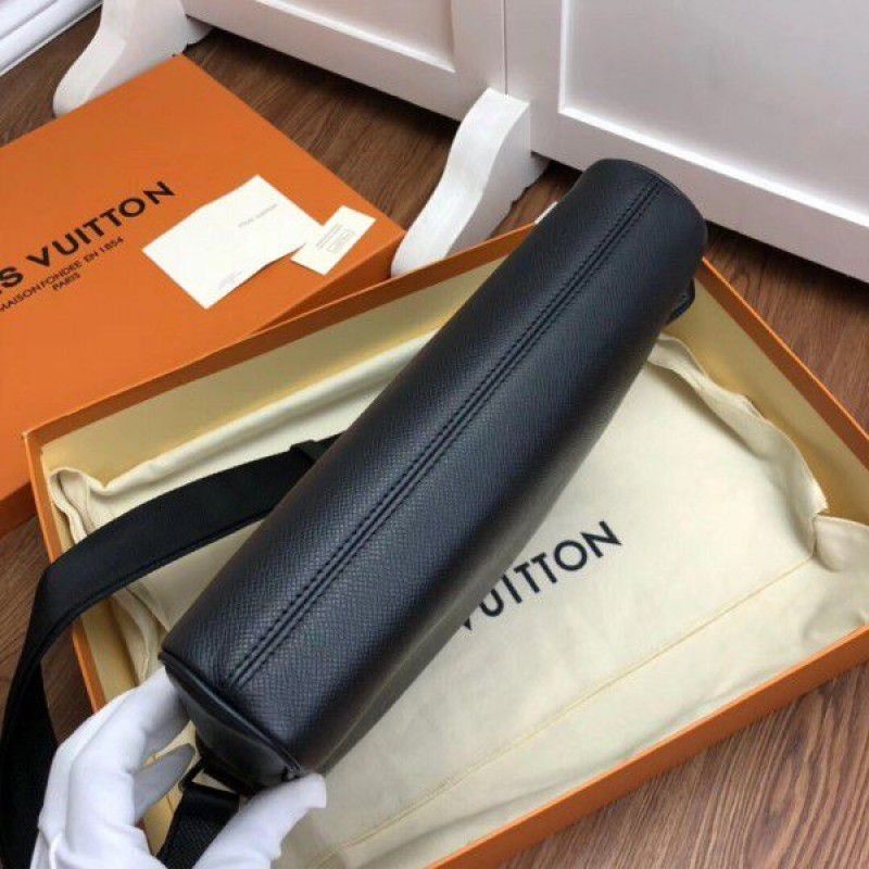 Alex Messenger PM Bag Taiga Leather M30260