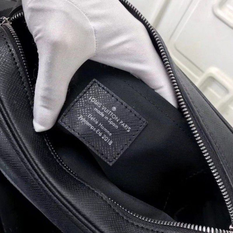 Messenger PM Bag Taiga Leather M31003