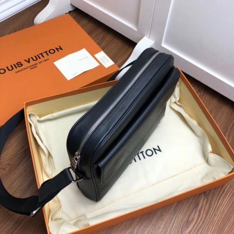 Alex Messenger PM Bag Taiga Leather M30260