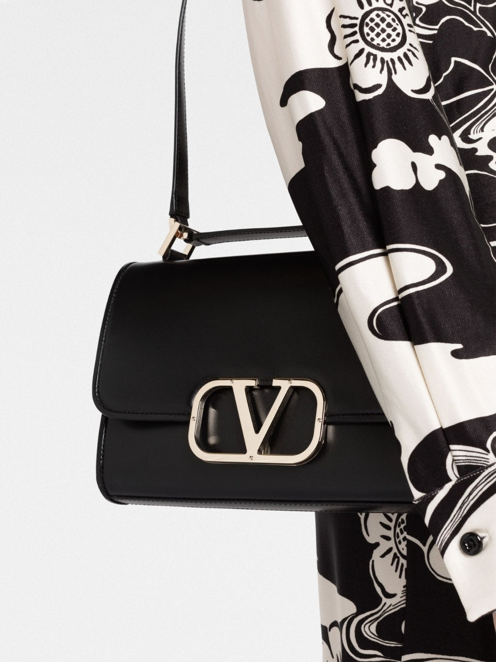 Valentino Garavani VLogo leather shoulder bag